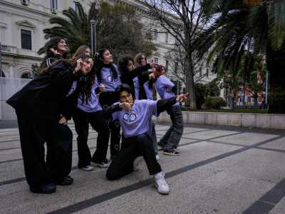 salvo poi richiudersi a cerchio intorno a uno dei danzatori